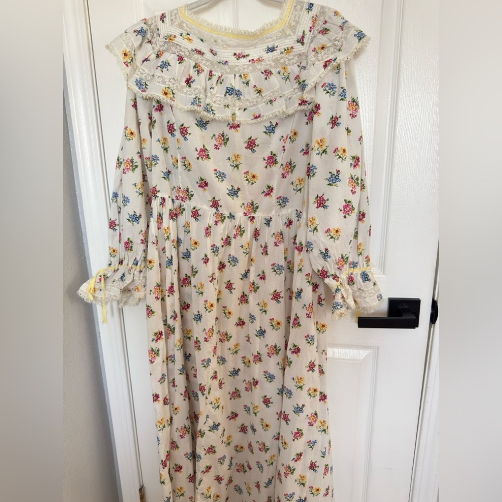 Doen Floral Ruffle Dress - Picture 11 of 11